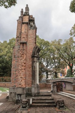 28 Mart 2025 'te heykellerle süslenmiş tarihi bir kule görüldü.,