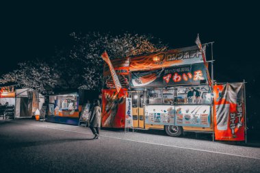 Kalabalık akşam yemeği kamyonu sahnesi aydınlatma işaretleri, müşteriler