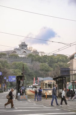 24 Mart 2025, yayalarla ve tarihi bir tramvayla kesişen şehir manzaralı bir tramvayla karşı karşıya.
