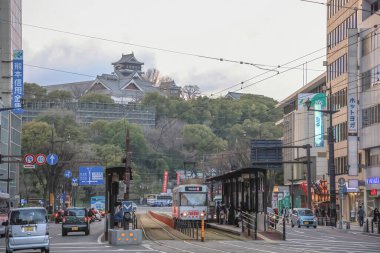 24 Mart 2025, yayalarla ve tarihi bir tramvayla kesişen şehir manzaralı bir tramvayla karşı karşıya.