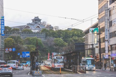 24 Mart 2025, yayalarla ve tarihi bir tramvayla kesişen şehir manzaralı bir tramvayla karşı karşıya.