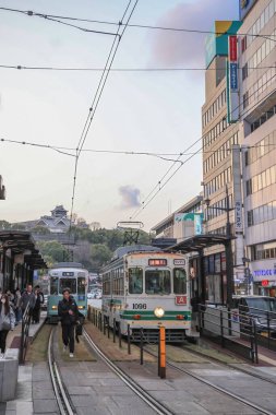Güneşli bir günde Tramvay ve yayalarla 24 Mart 2025 Şehir Sahnesi