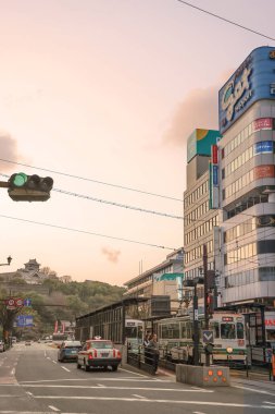 Güneşli bir günde Tramvay ve yayalarla 24 Mart 2025 Şehir Sahnesi