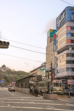 Güneşli bir günde Tramvay ve yayalarla 24 Mart 2025 Şehir Sahnesi