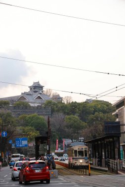 24 Mart 2025, yayalarla ve tarihi bir tramvayla kesişen şehir manzaralı bir tramvayla karşı karşıya.