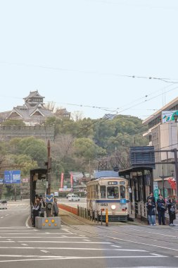 24 Mart 2025, yayalarla ve tarihi bir tramvayla kesişen şehir manzaralı bir tramvayla karşı karşıya.