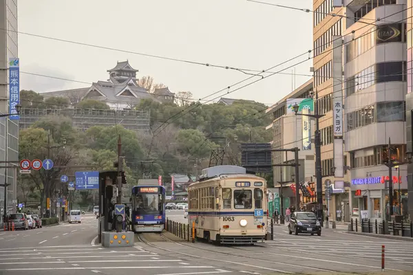 24 Mart 2025, yayalarla ve tarihi bir tramvayla kesişen şehir manzaralı bir tramvayla karşı karşıya.