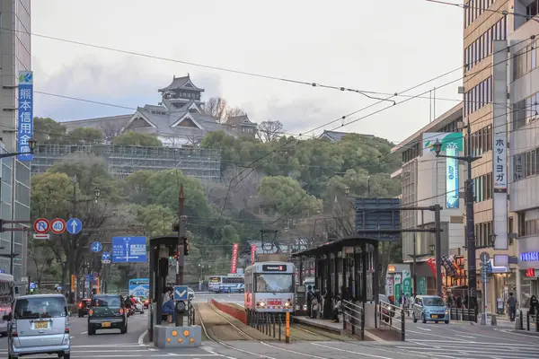 24 Mart 2025, yayalarla ve tarihi bir tramvayla kesişen şehir manzaralı bir tramvayla karşı karşıya.