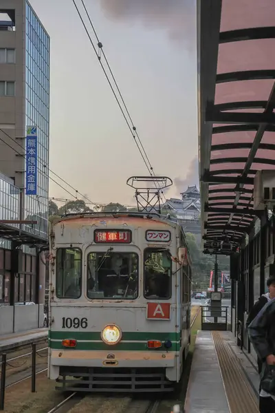 24 Mart 2025 Bir tramvay istasyonu ile hareketli şehir caddesi, banliyö, ve canlı şehir