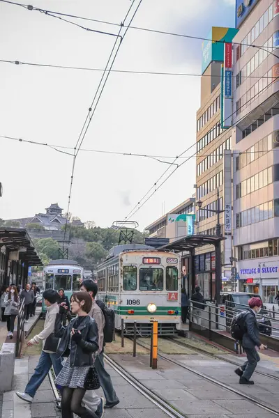 Güneşli bir günde Tramvay ve yayalarla 24 Mart 2025 Şehir Sahnesi