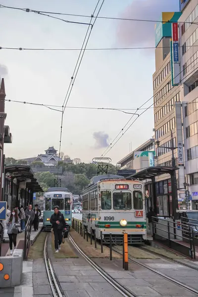 Güneşli bir günde Tramvay ve yayalarla 24 Mart 2025 Şehir Sahnesi