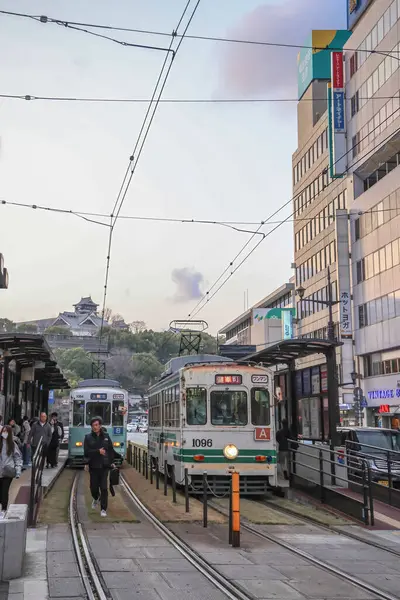 Güneşli bir günde Tramvay ve yayalarla 24 Mart 2025 Şehir Sahnesi