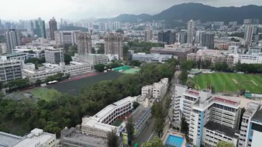 Tin Kwong Yolu 'ndaki Street Vibes, 5 Mayıs 2025 