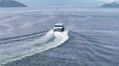 Feribot Yolculuğu Tolo Limanı 'ndan nazikçe geçiyor, 4 Mayıs 2025 