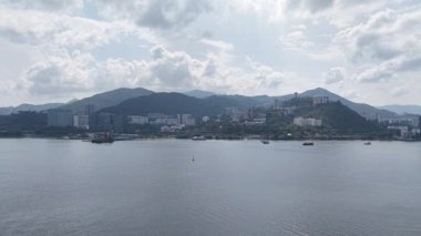 Sha Tin Hoi 'nin Nazik Suları ve Kıyı Görüşleri, 4 Mayıs 2025 