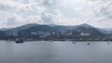 Sha Tin Hoi 'nin Nazik Suları ve Kıyı Görüşleri, 4 Mayıs 2025 