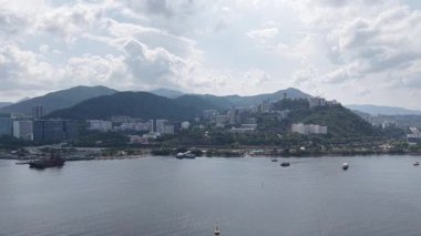 Sha Tin Hoi 'nin Nazik Suları ve Kıyı Görüşleri, 4 Mayıs 2025 