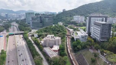 4 Mayıs 2025 'te Üniversite MTR İstasyonunda işe gidiş gelişler 