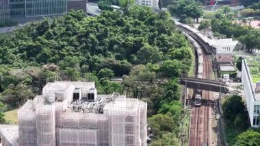 4 Mayıs 2025 'te Üniversite MTR İstasyonunda işe gidiş gelişler 