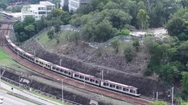 4 Mayıs 2025 'te Üniversite MTR İstasyonunda işe gidiş gelişler 