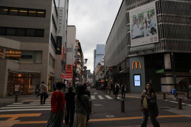 Kalabalık kentsel alan yayaların kesişimlerini gösteriyor