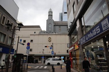 Şehir manzarası işlek caddeler, yüksek binalar, yayalar