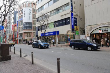 Şehir manzarası işlek caddeler, yüksek binalar, yayalar