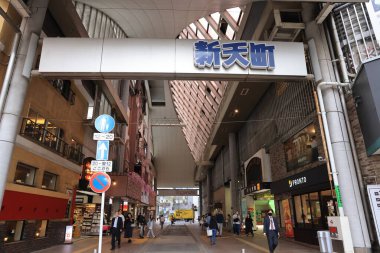 Canlı panolarla dolu canlı Japon alışveriş merkezi.,