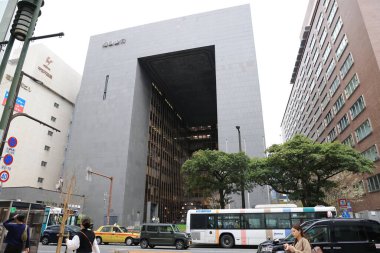 Modern bir ofis binasının cam pencerelerini gösteren yakın plan görüntüsü.