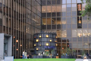 Modern bir ofis binasının cam pencerelerini gösteren yakın plan görüntüsü.