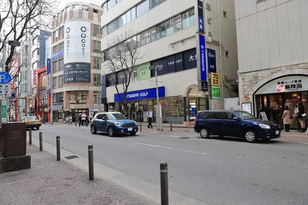 Şehir manzarası işlek caddeler, yüksek binalar, yayalar