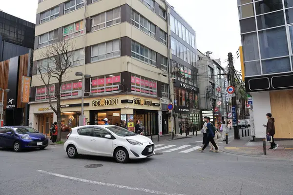 Şehir manzarası işlek caddeler, yüksek binalar, yayalar