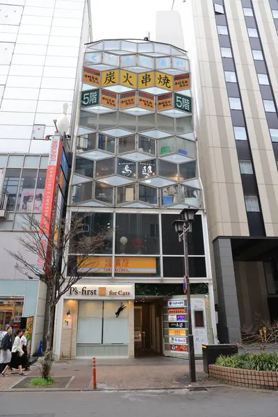 farklı cephelere sahip modern bina konut mağazaları, restoranlar ve yerel işletmeler,