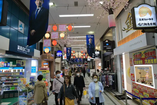 Mağazalar ve butiklerle dolu canlı bir şehir alışveriş salonu.