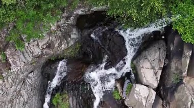 1 Mayıs 2025 'te Lin Yuen Terrace, Hong Kong' da Saklı Şelale  