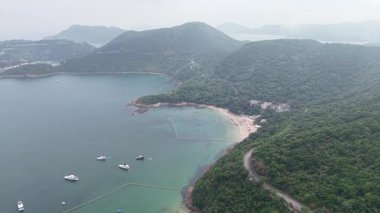 Clearwater Bay Beach, Hong Kong 'da Dalga ve Güneş, 1 Mayıs 2025  