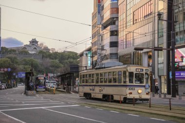24 Mart 2025, yayalarla ve tarihi bir tramvayla kesişen şehir manzaralı bir tramvayla karşı karşıya.