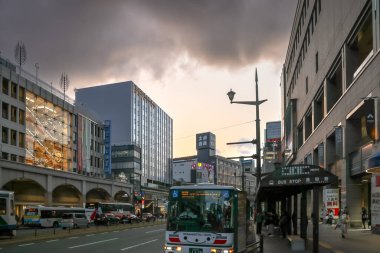 24 Mart 2025 Alacakaranlık sırasında şehir manzarası hareketli bir şehir caddesini gösteriyor