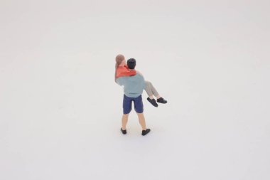 İki insanı temsil eden minyatür heykelcikler.