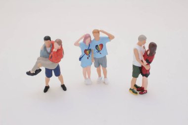 Renkli minyatür figürler, gösterişli, sevgi dolu çiftler rol yapıyor.