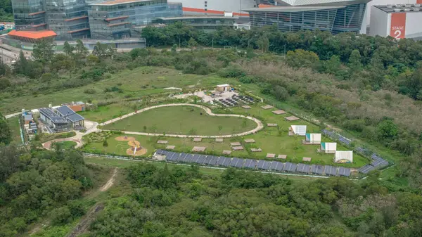 Yeşilliklerle çevrili kalp şeklinde bir eğlence bahçesi.,