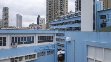 Şehir merkezinde mavi renkli bir bina sergileniyor.