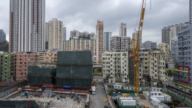 Modern yüksek binaların yer aldığı şehir manzarası