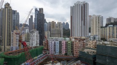 Modern yüksek binaların yer aldığı şehir manzarası