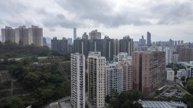 Kule kulesi ve kırmızı kiremitleri olan tarihi kilise.,