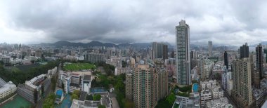 Kule kulesi ve kırmızı kiremitleri olan tarihi kilise.,