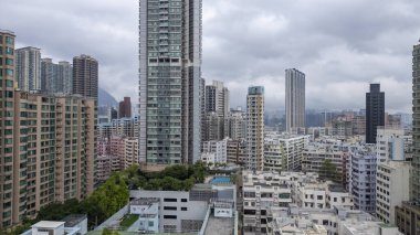 Kule kulesi ve kırmızı kiremitleri olan tarihi kilise.,
