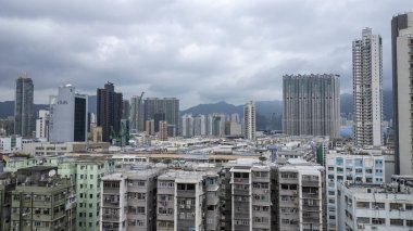 Kule kulesi ve kırmızı kiremitleri olan tarihi kilise.,