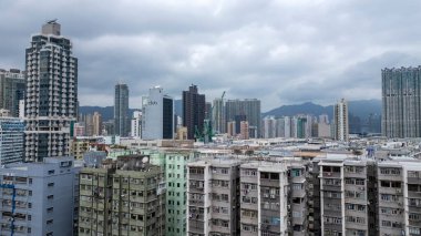 Kule kulesi ve kırmızı kiremitleri olan tarihi kilise.,