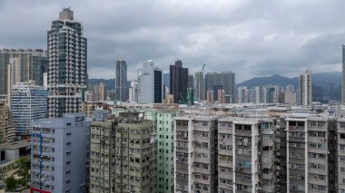 Kule kulesi ve kırmızı kiremitleri olan tarihi kilise.,